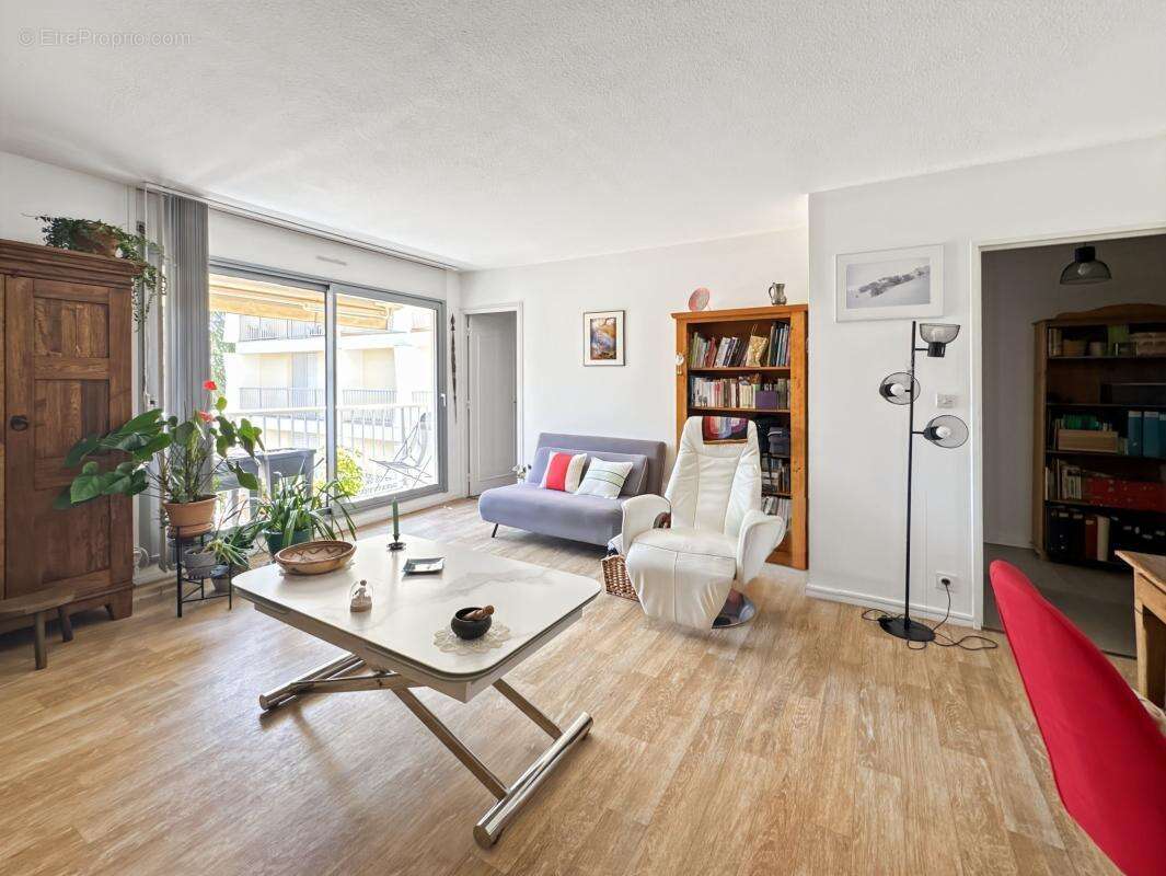 Grand t2 en résidence avec ascenseur balcon cave et parking - photo 5