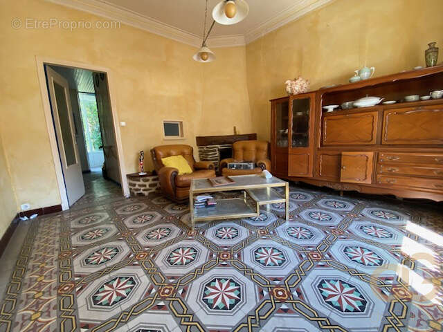 Quartier jean Bouin : Maison de 145m2 avec jardin de 100m2 qui est constituée de deux appartements. - photo 7