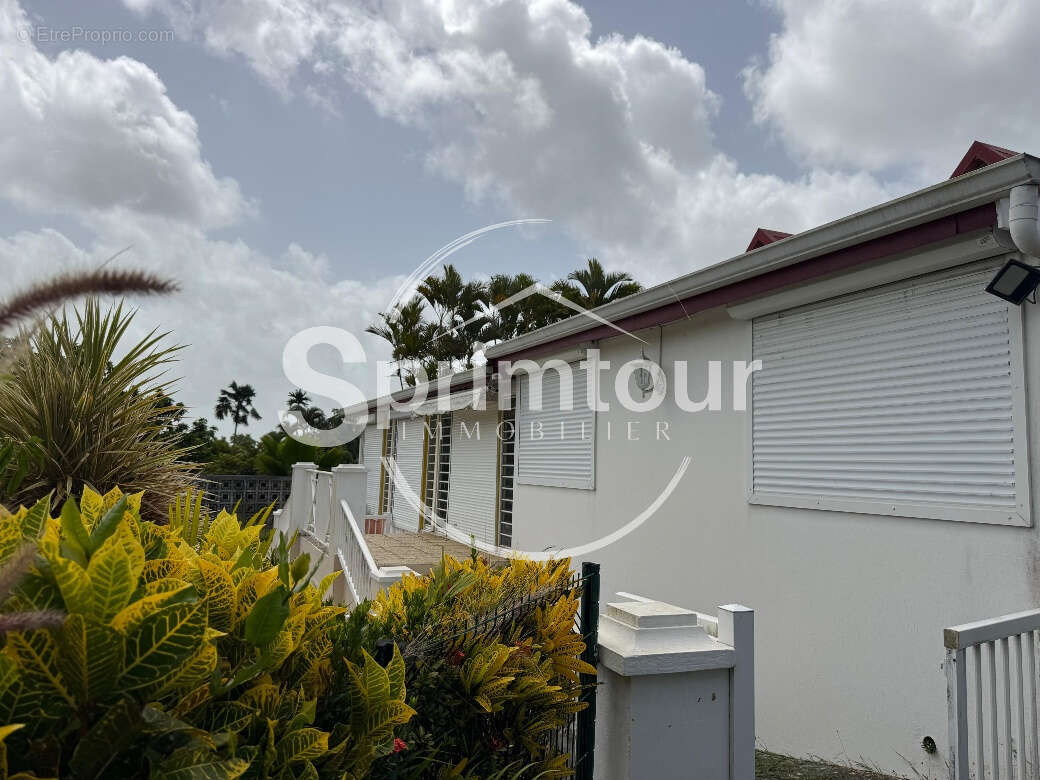 À VENDRE   BAIE-MAHAULT Villa Créole T6 avec Piscine sur Terrain de 1000 m2 - photo 2