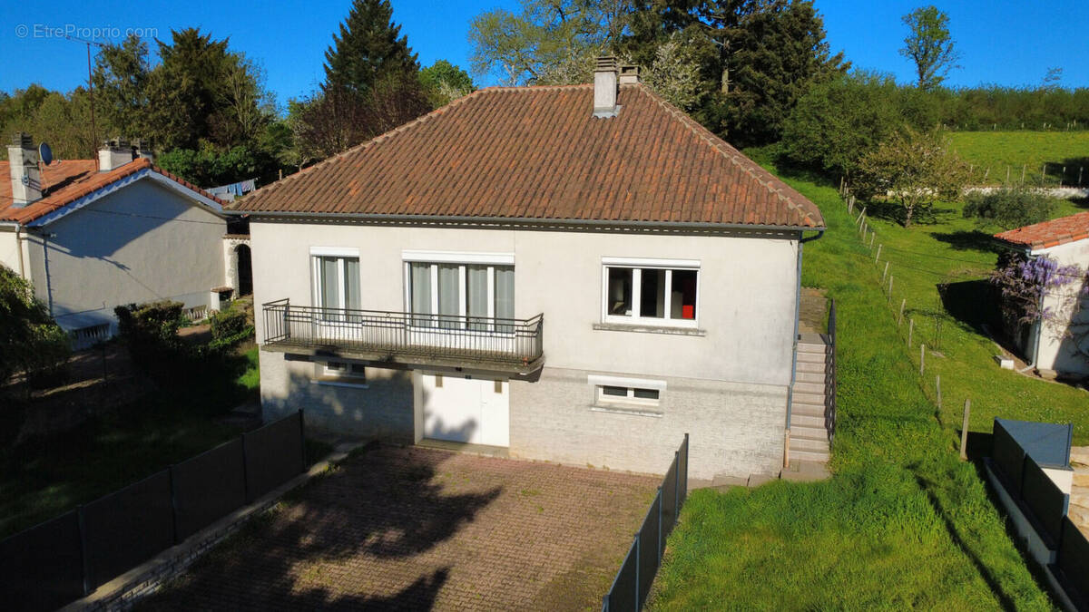 Maison 102 m² à Civray  - photo 1
