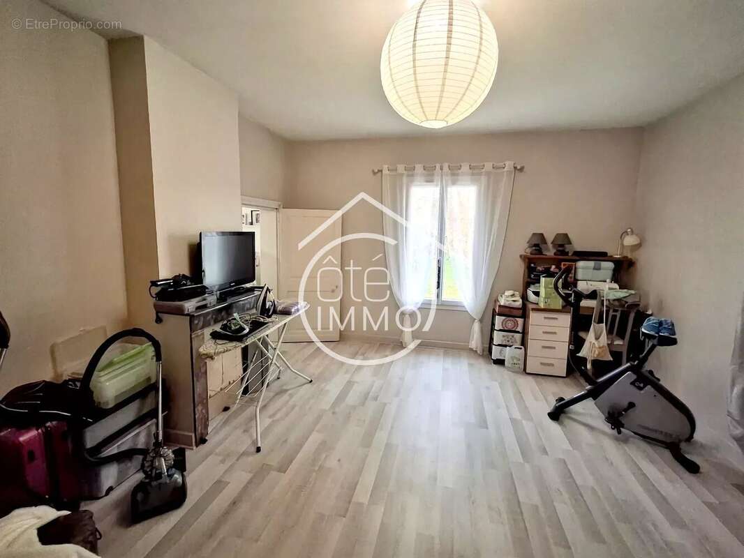 Maison à COURS-DE-PILE