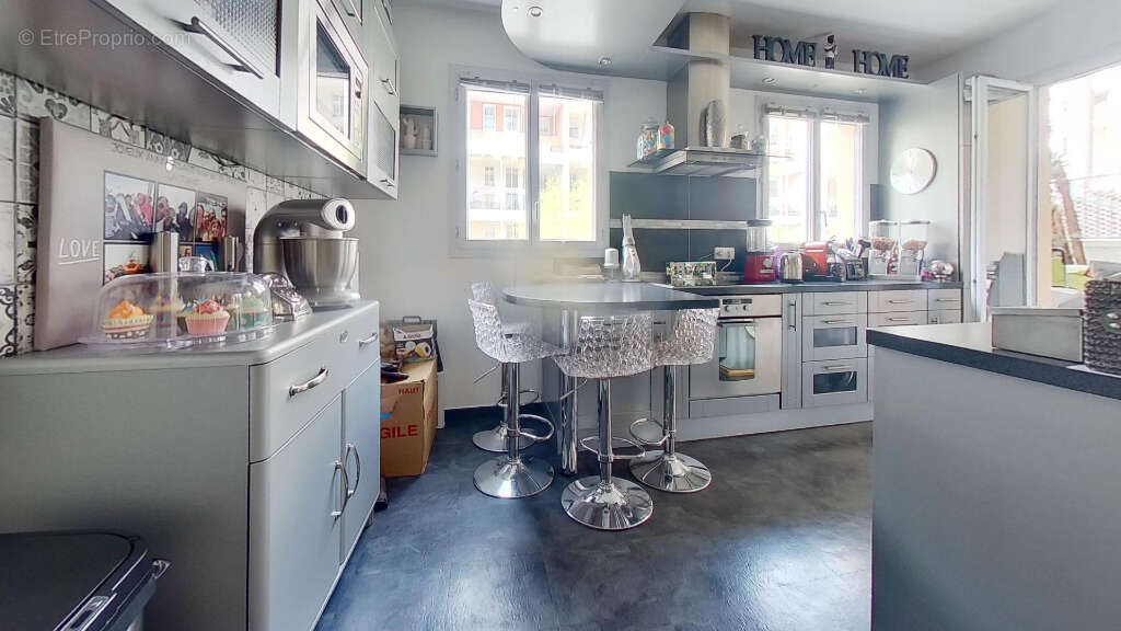 Appartement à COURBEVOIE