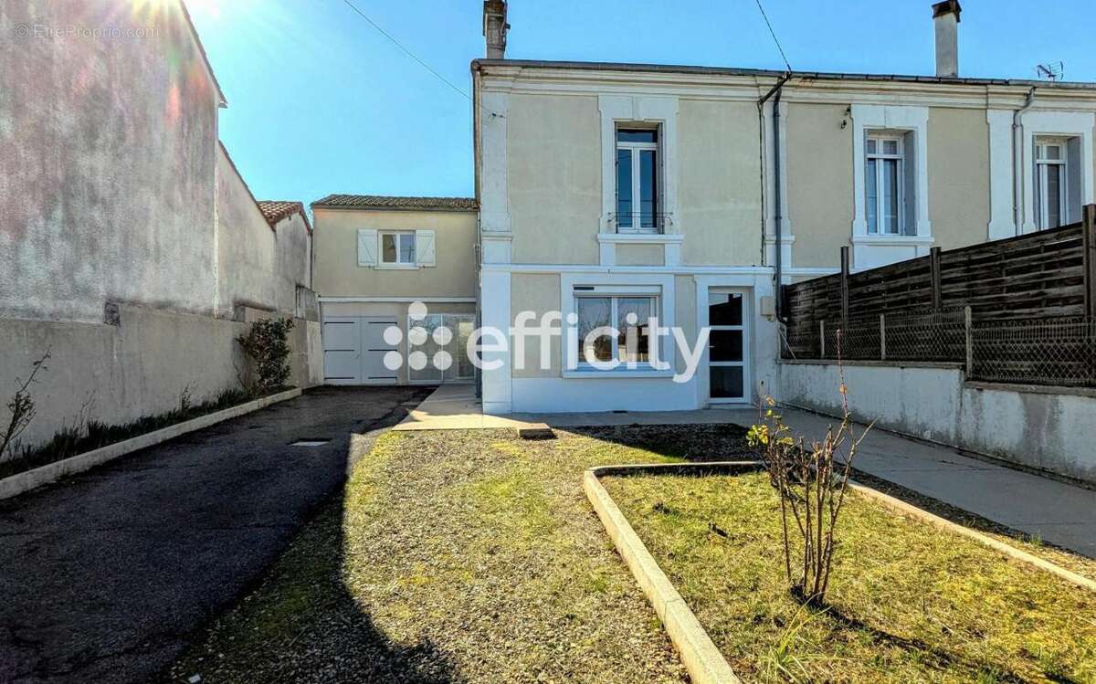 Maison à RUELLE-SUR-TOUVRE