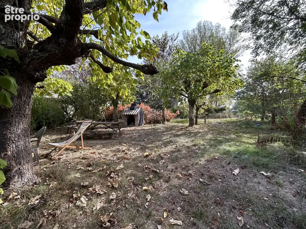 SAINT REMY : Maison de plain-pied de 150 m² à restaurer sur 5 051 m² de terrain - photo 1