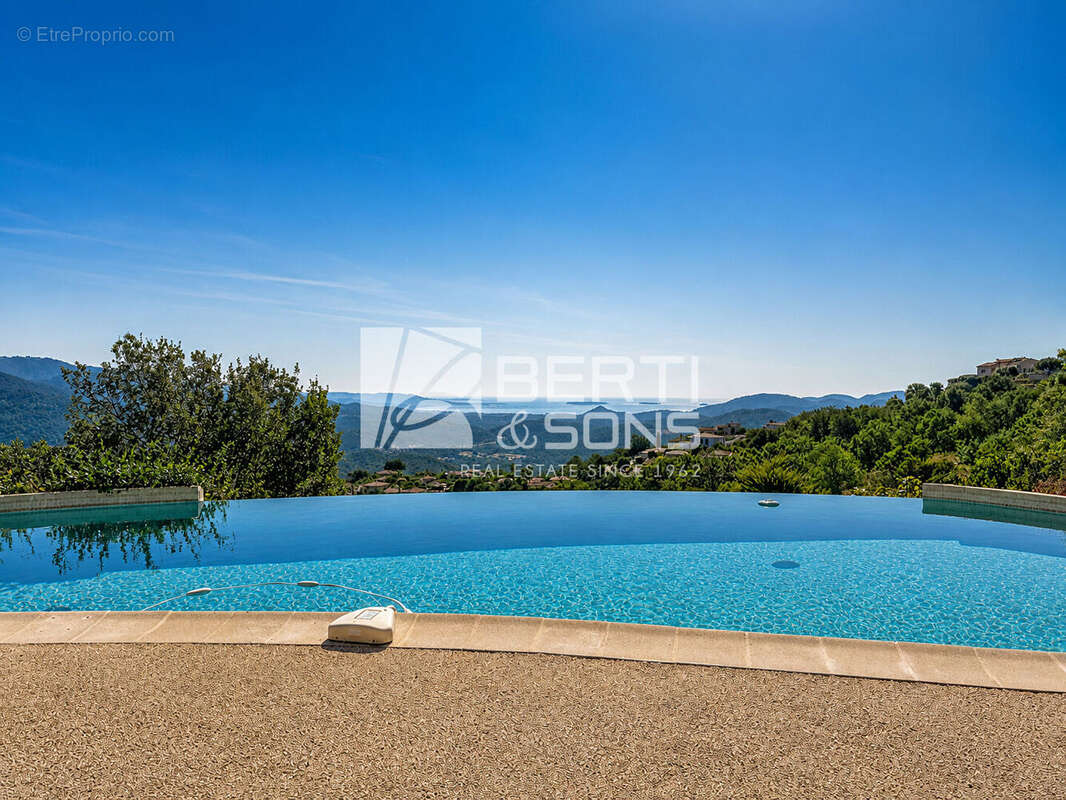 DOMAINE SECURISÉ - A 15 min de Mandelieu - Villa 5 pièces de 211 m² avec vue mer panoramique - photo 3