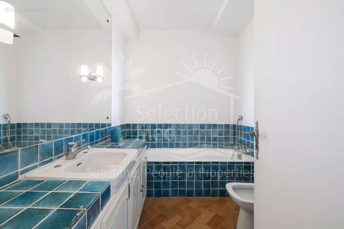 Appartement à CHATEAUNEUF-GRASSE