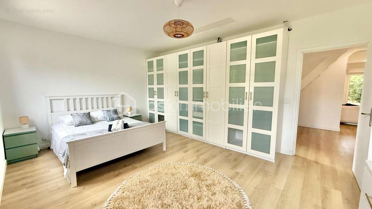 Vence – Centre à pied : maison individuelle 200 m², 4 chambres, domotique & panneaux solaires - photo 8