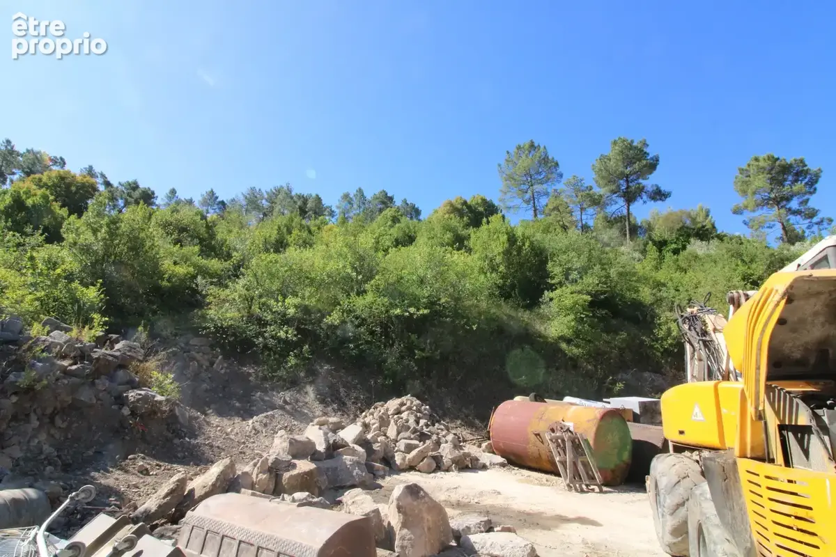 TERRAIN DE 4741 m2 avec hangar, bacs à sable et deux contenaires. - photo 4