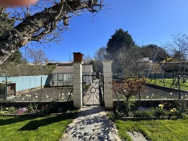 Maison avec garage et jardin attenant - photo 4