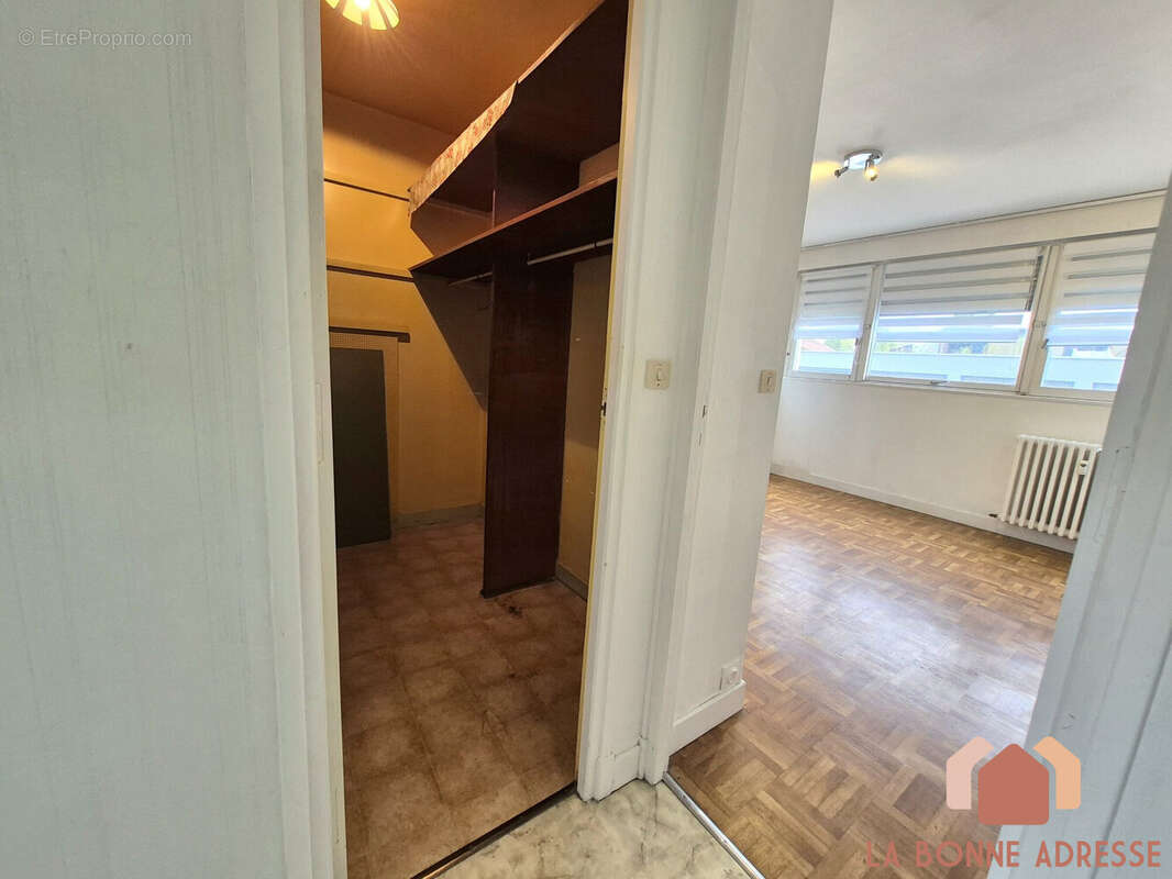 Dressing et chambre 2 - Appartement à WATTRELOS