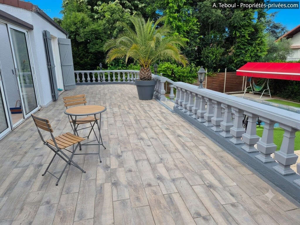 Coup de coeur : Villa familiale d'exception de 210m² - 5 chambres - Piscine -et jardin - Bron Les Genets - photo 5