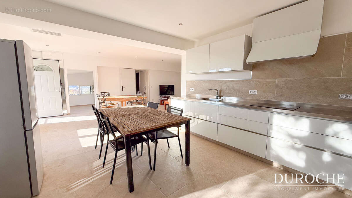 Séguret, Maison restaurée avec vue exceptionnelle   109 m2, piscine, garage et atelier - photo 15