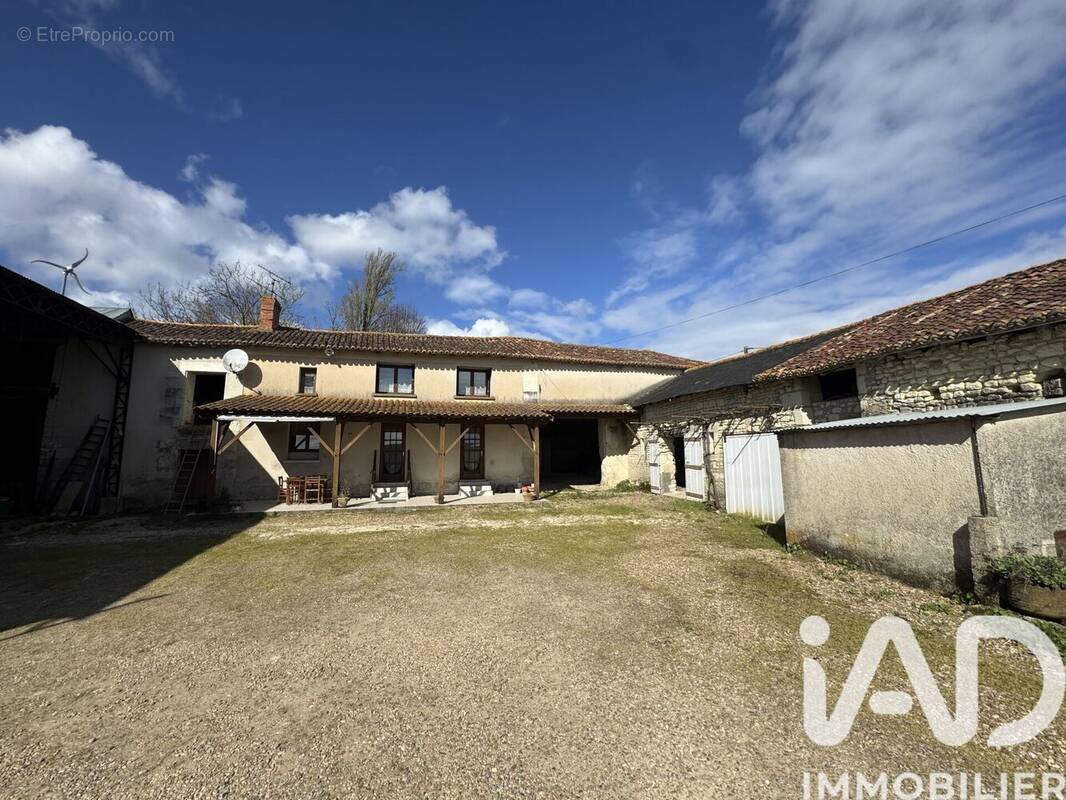 Photo 1 - Maison à SAINT-GENEST-D'AMBIERE