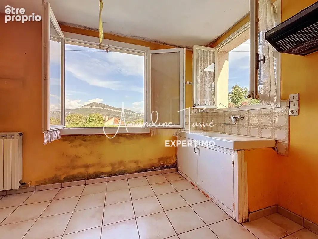 Au calme sur les hauteurs, une maison à rénover avec terrain constructible. - photo 6
