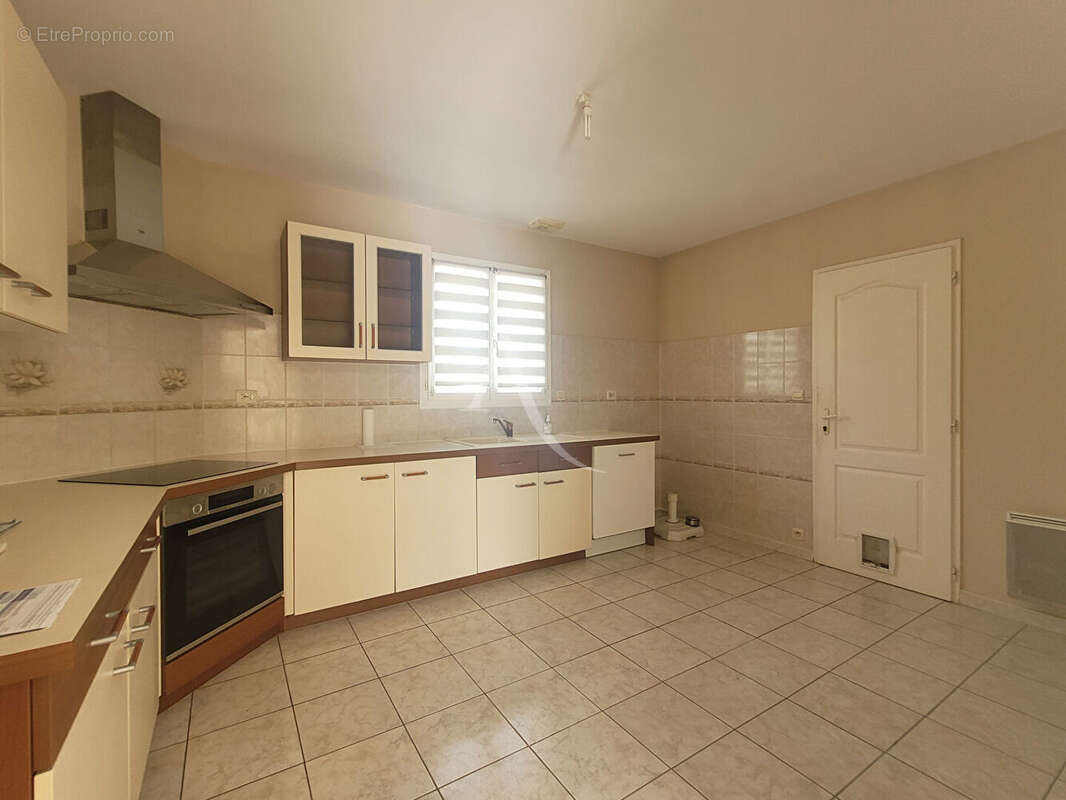 À vendre - Maison sur la commune de Charron, à proximité de La Rochelle, du Marais Poitevin et du Sud Vendée - photo 3