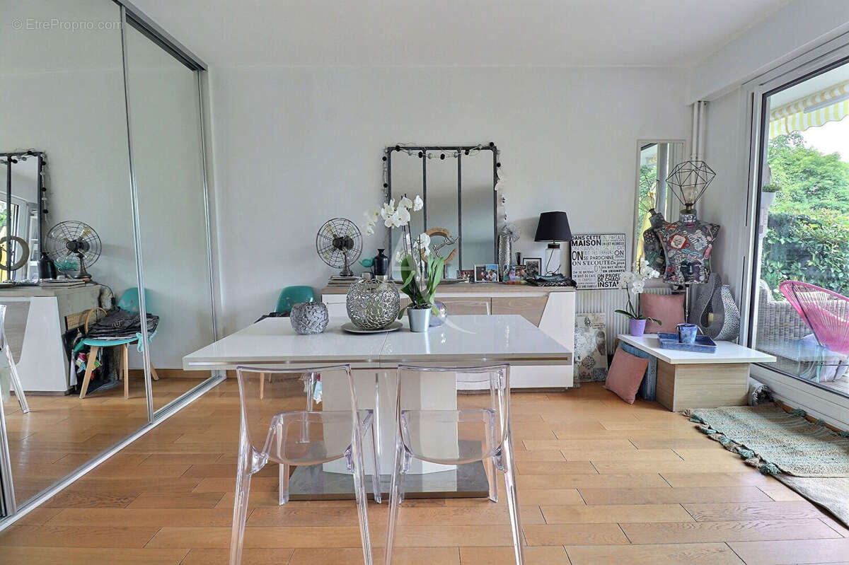 Appartement à LE MESNIL-LE-ROI