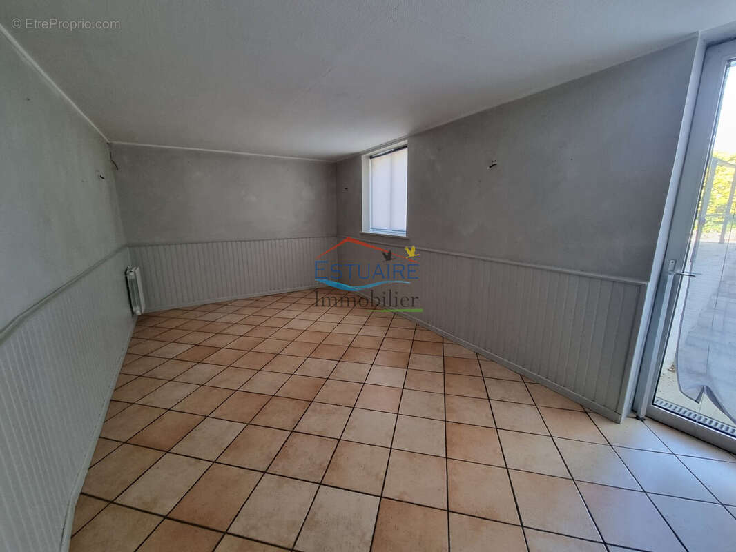 Appartement 315 m² à Saint-Etienne-De-Montluc  - photo 3