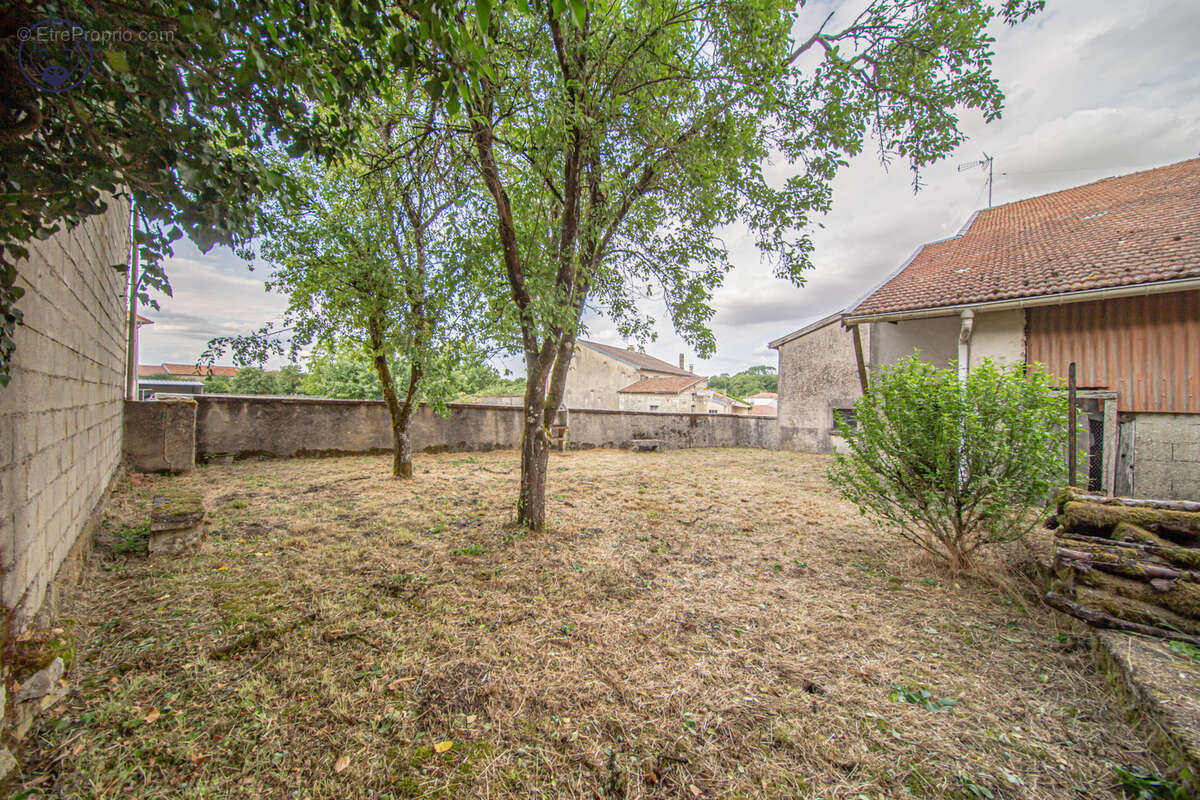 Maison à GONDRECOURT-LE-CHATEAU
