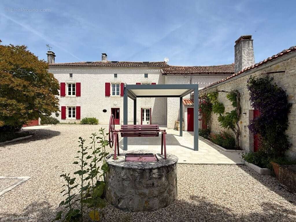Maison à AIGRE