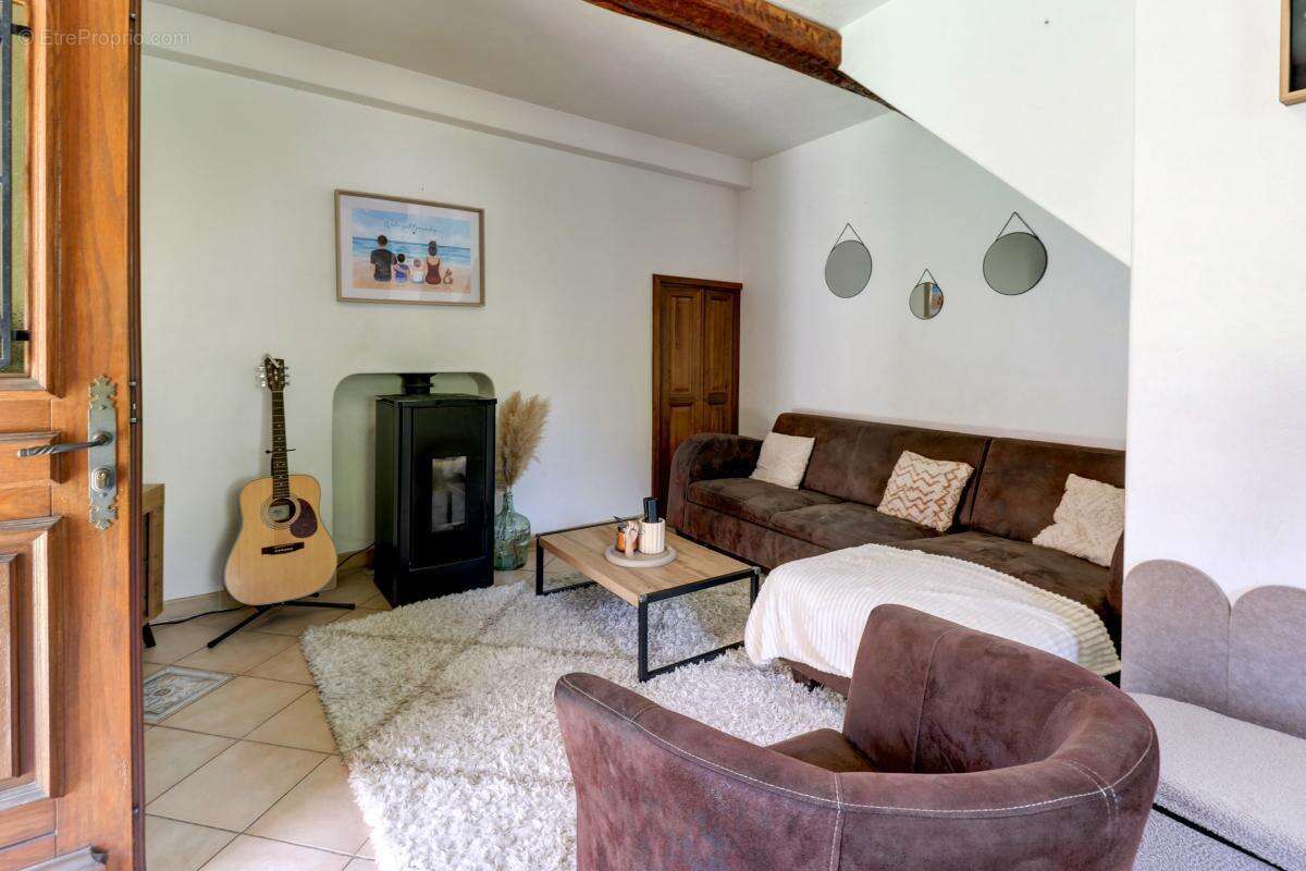 Maison à CHATEAUNEUF-VILLEVIEILLE