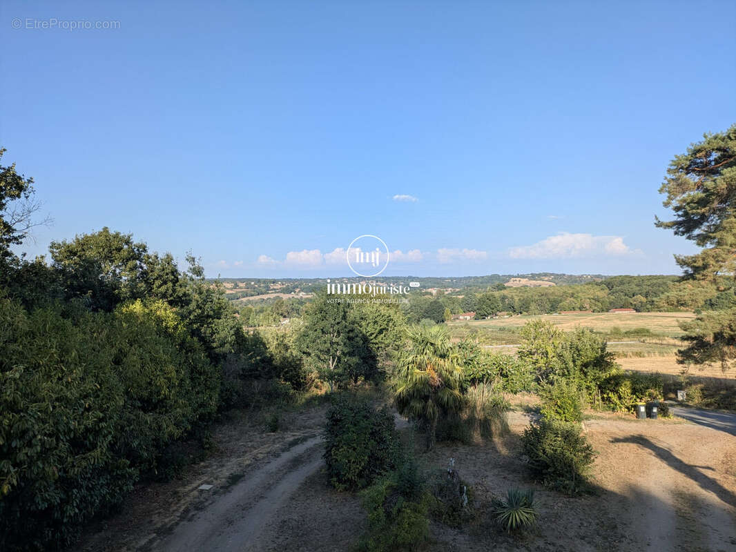 Maison 180 m² à Saint-Yrieix-Sous-Aixe  - photo 2