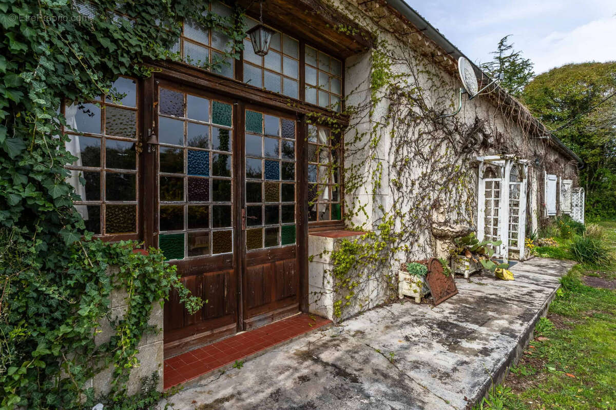 Stone property for renovation - photo 22