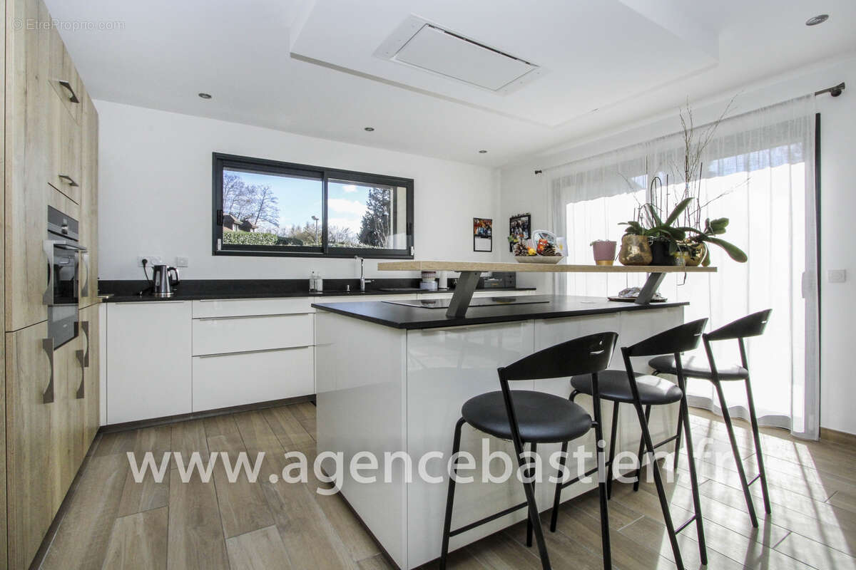 Maison à SAINT-GENIS-POUILLY