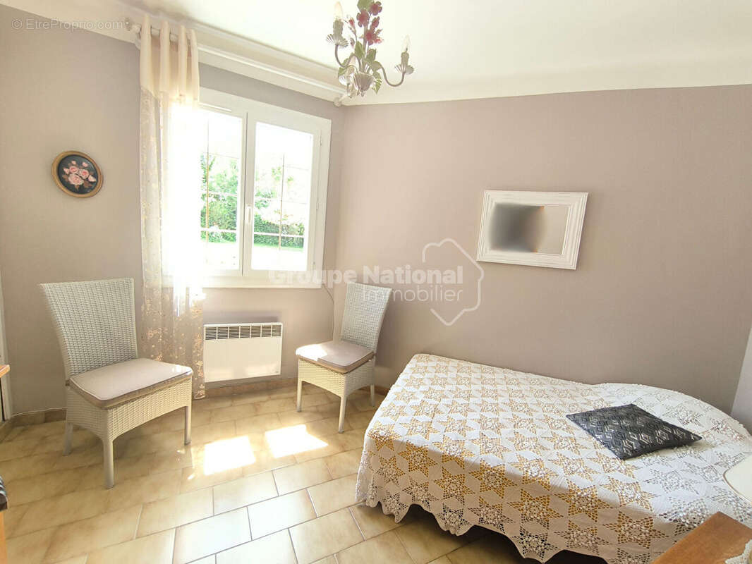 Maison de plain-pied 3 chambres avec piscine, garage, abri voitures sur parcelle constructible de 2826 m² - Loriol du Comtat - photo 10
