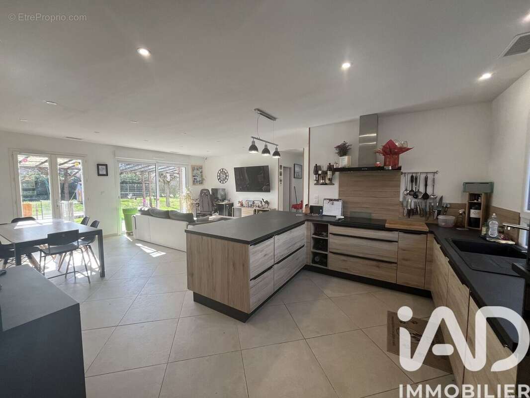 Maison 118 m² à Saint-Denis-De-Pile  - photo 9