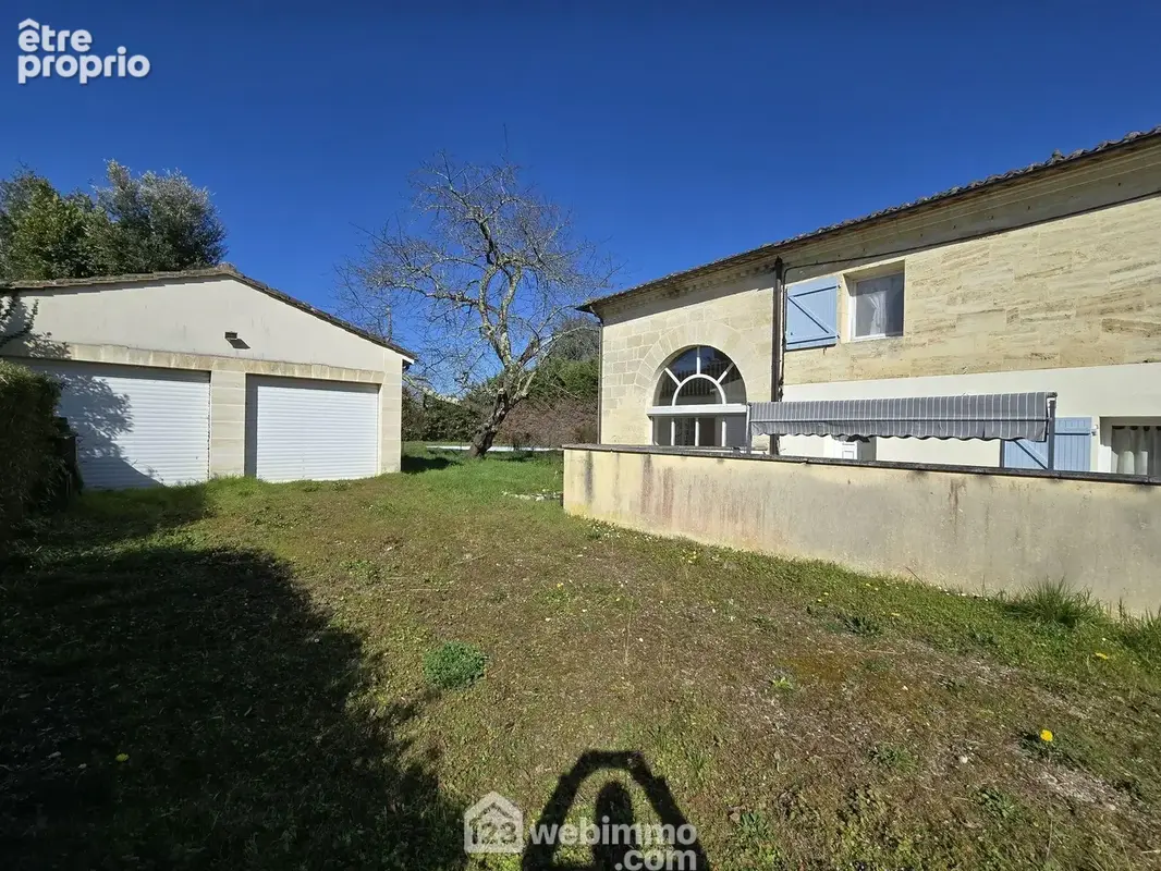 Une partie louée et un double garage