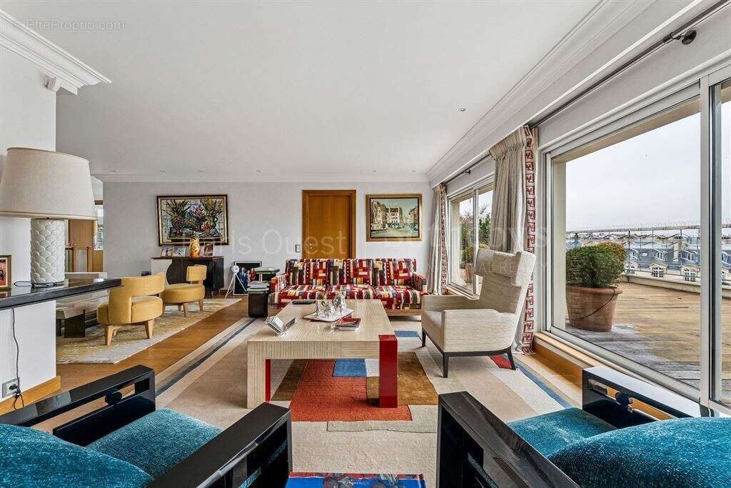 Appartement à PARIS-16E