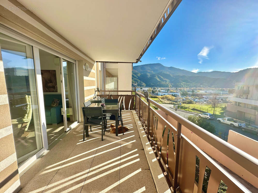 Appartement à CARROS