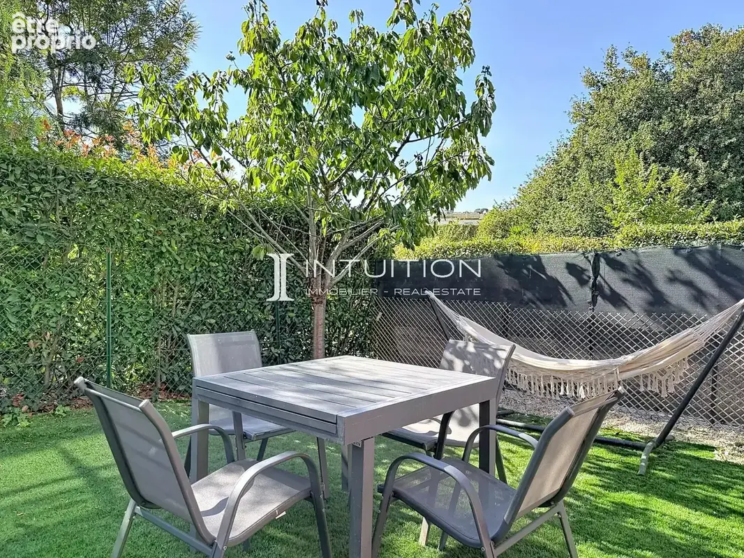 Golfe-Juan : Vaste appartement rez-de-jardin dans un immeuble de standing avec piscine - photo 3