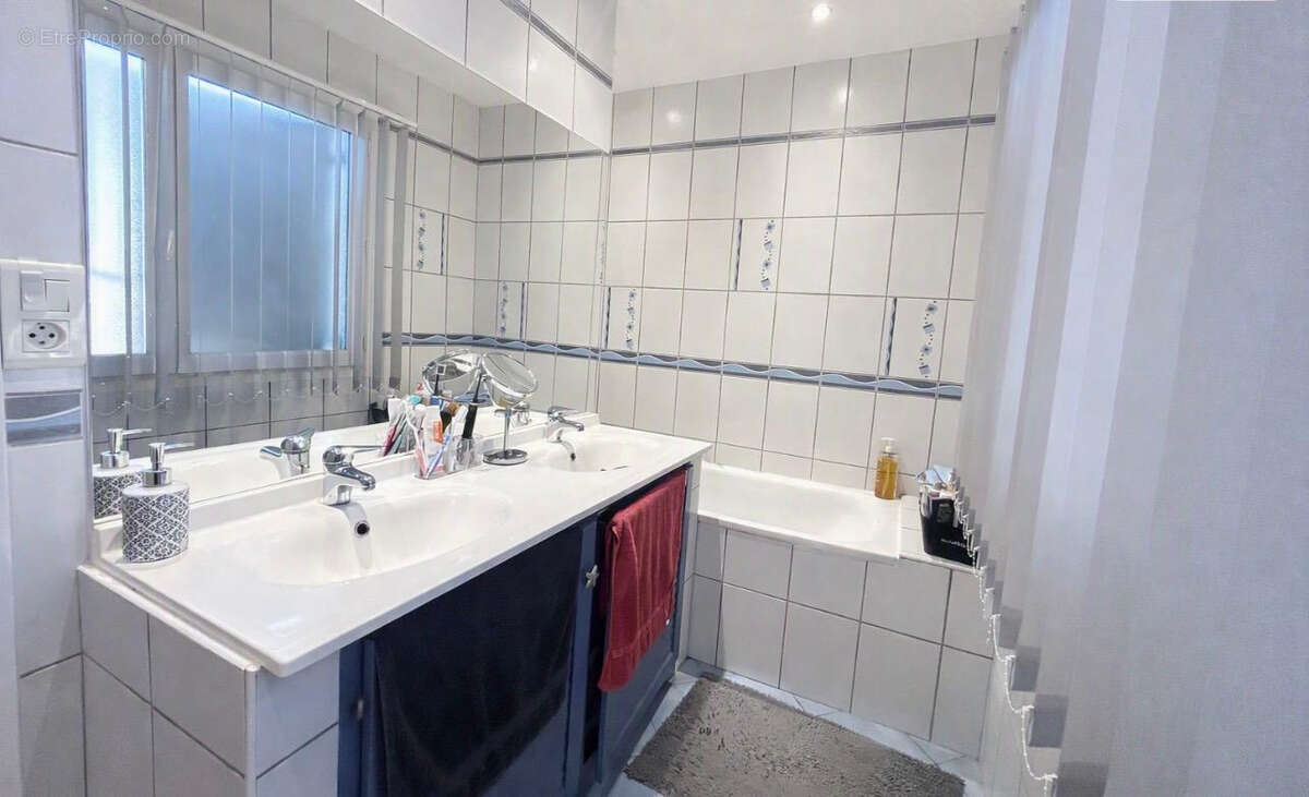 Ambès - Maison de 82 m2 habitables sur un terrain clos d'environ 596 m2- Piscine chauffée-Terrasse en bois -Pool house-Patio cos - photo 11