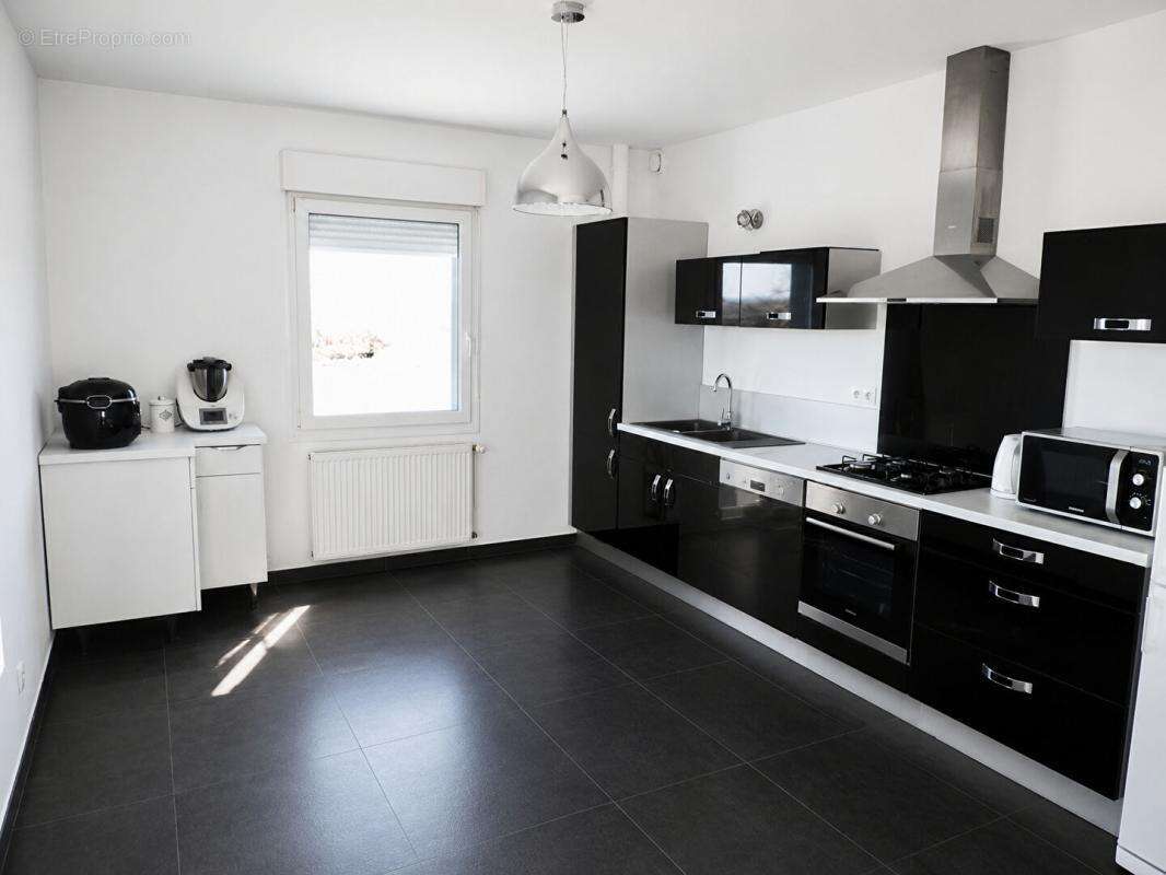 Appartement 138m2, grande pièce à vivre, 3 chambres, 1 bureau,1 place  voiture à l'extérieur, 1 garage fermé - photo 4