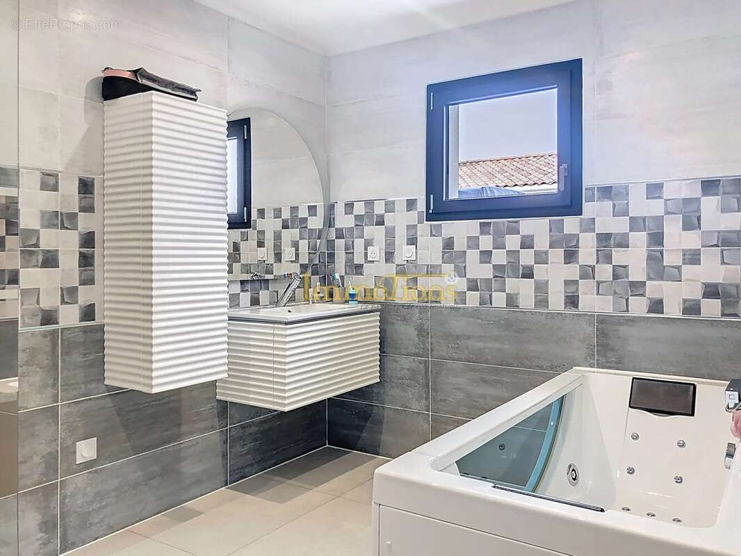 Maison à SAINT-LATTIER