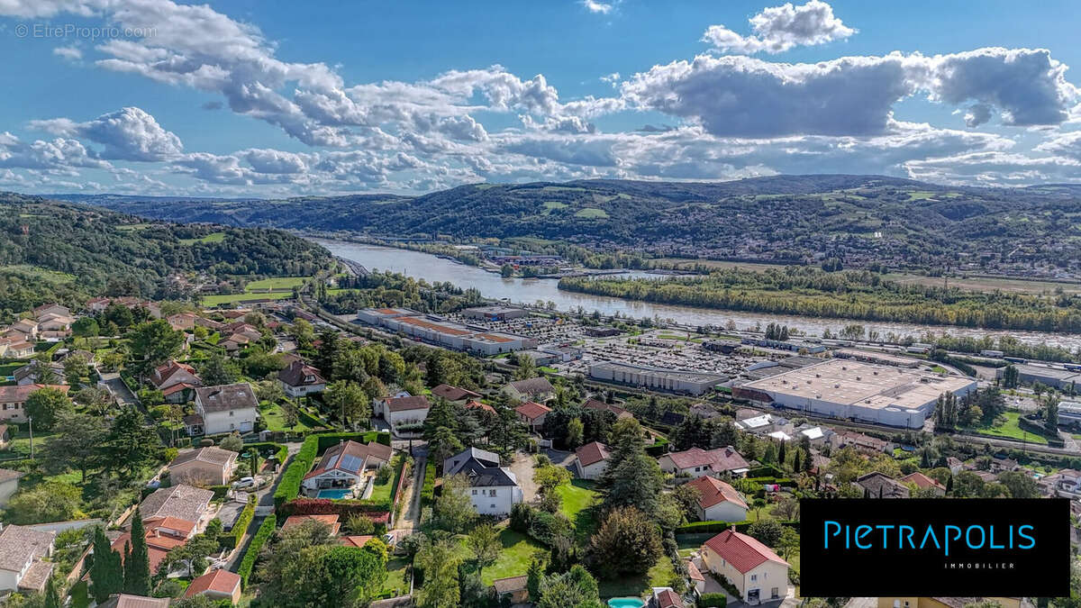 vue  par drone - Maison à CHASSE-SUR-RHONE