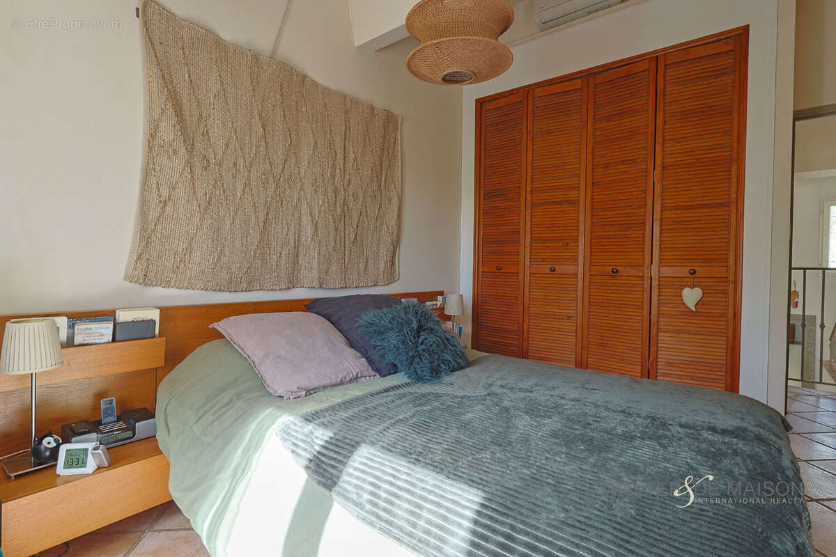 Maison à LE REVEST-LES-EAUX