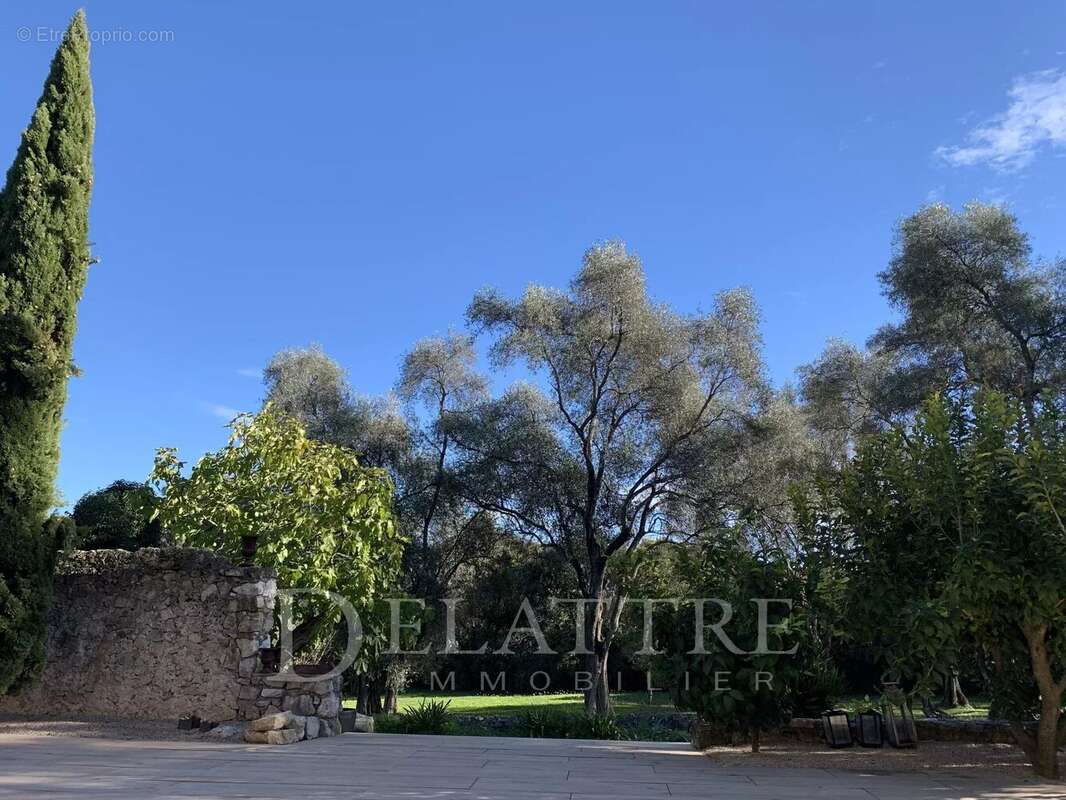 Appartement à ROQUEFORT-LES-PINS