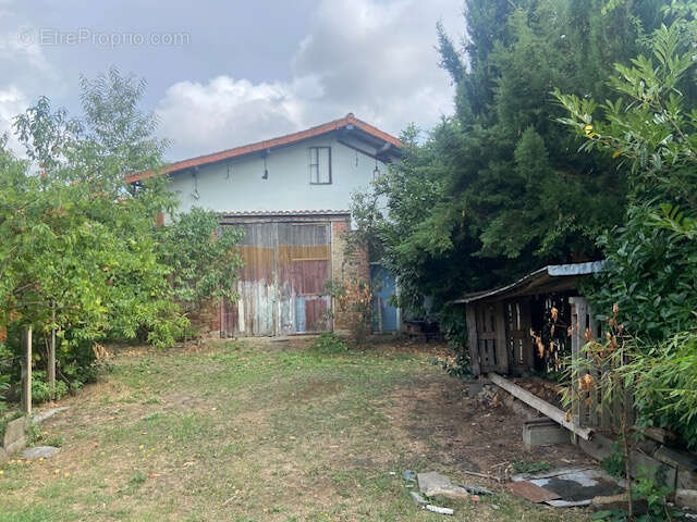 Maison à restaurer avec grange sur terrain de 577 M2 - photo 4