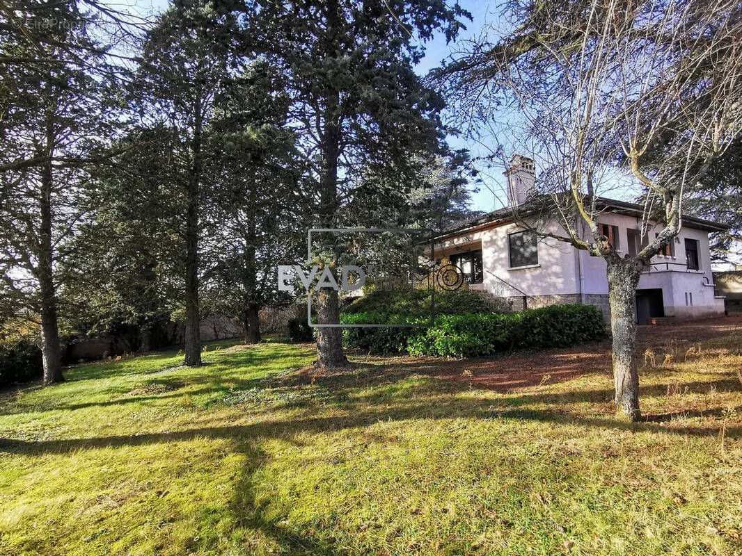 Maison à CHAZELLES-SUR-LYON