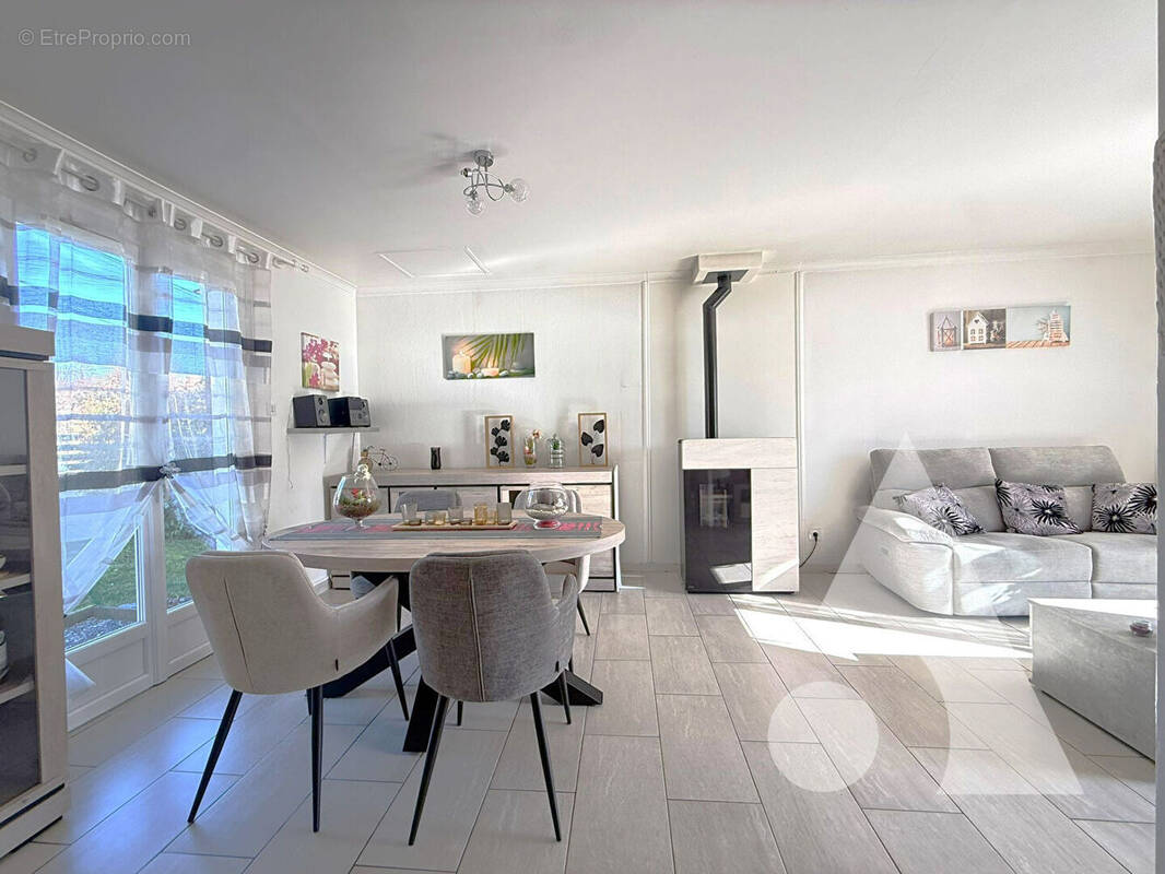 Maison à LA NEUVILLE-ROY