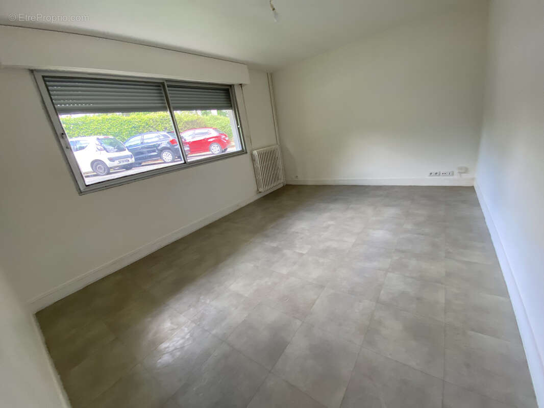 Bel appartement, 2 chambres, séjour, cuisine, salle de bain, wc, 2 parking et cave. - photo 2