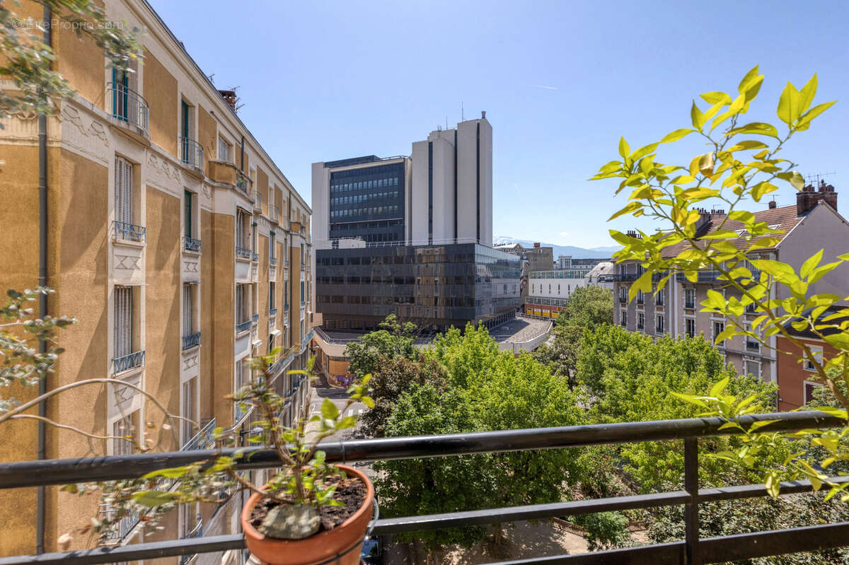 Quartier Metz / Strasbourg : T4 traversant en étage élevé avec balcons - photo 8