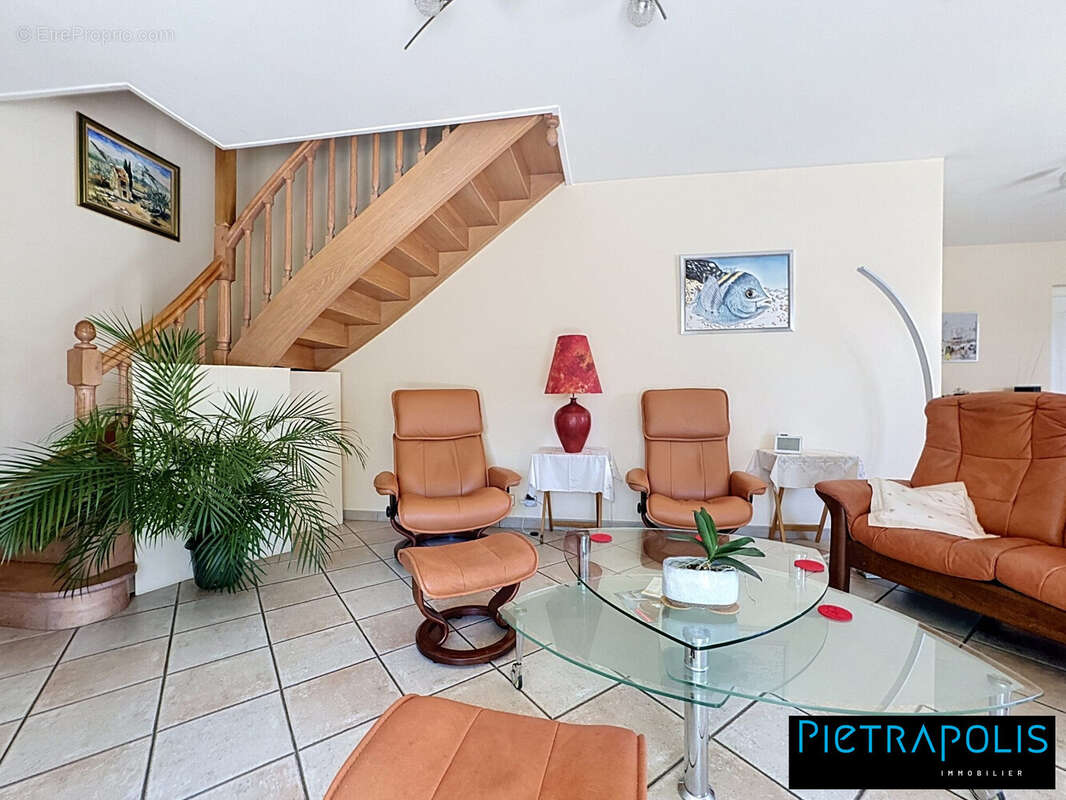 Maison 185 m² à Genilac  - photo 6