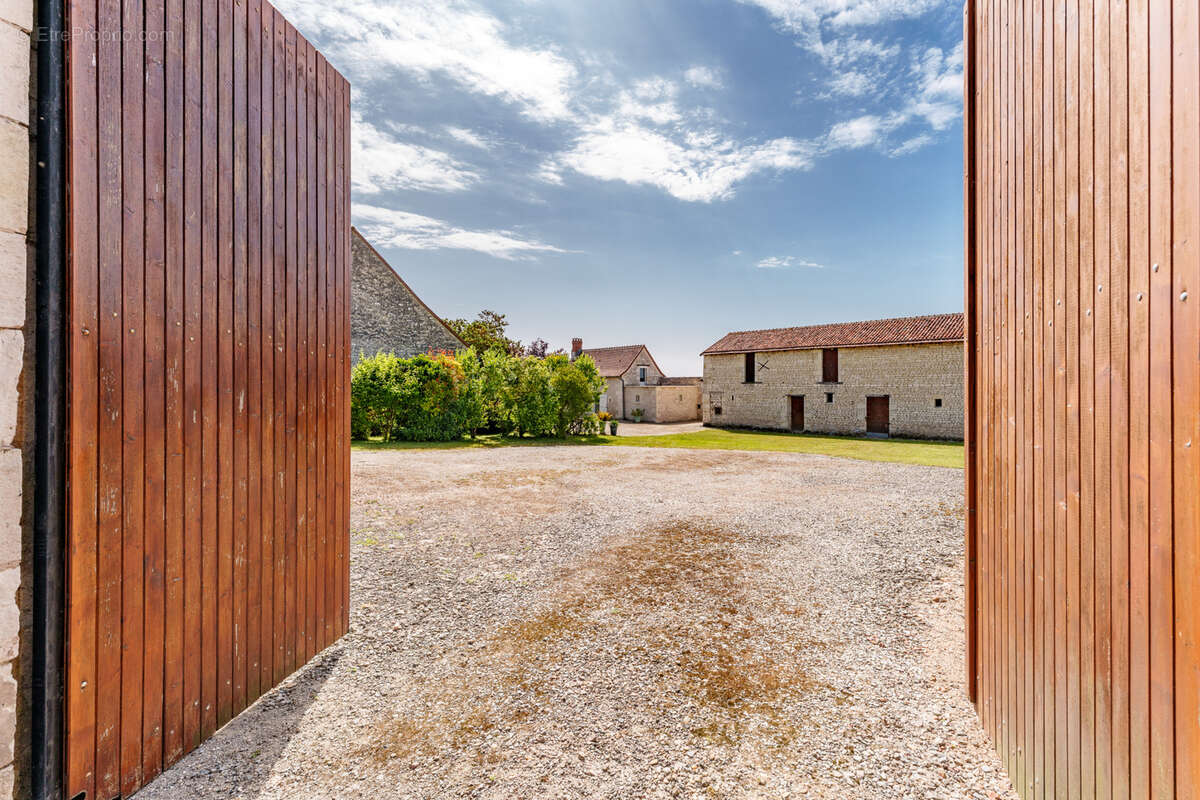 Ancien corps de ferme fortifié du XVIᵉ siècle   Une propriété de caractère aux multiples possibilités - photo 2