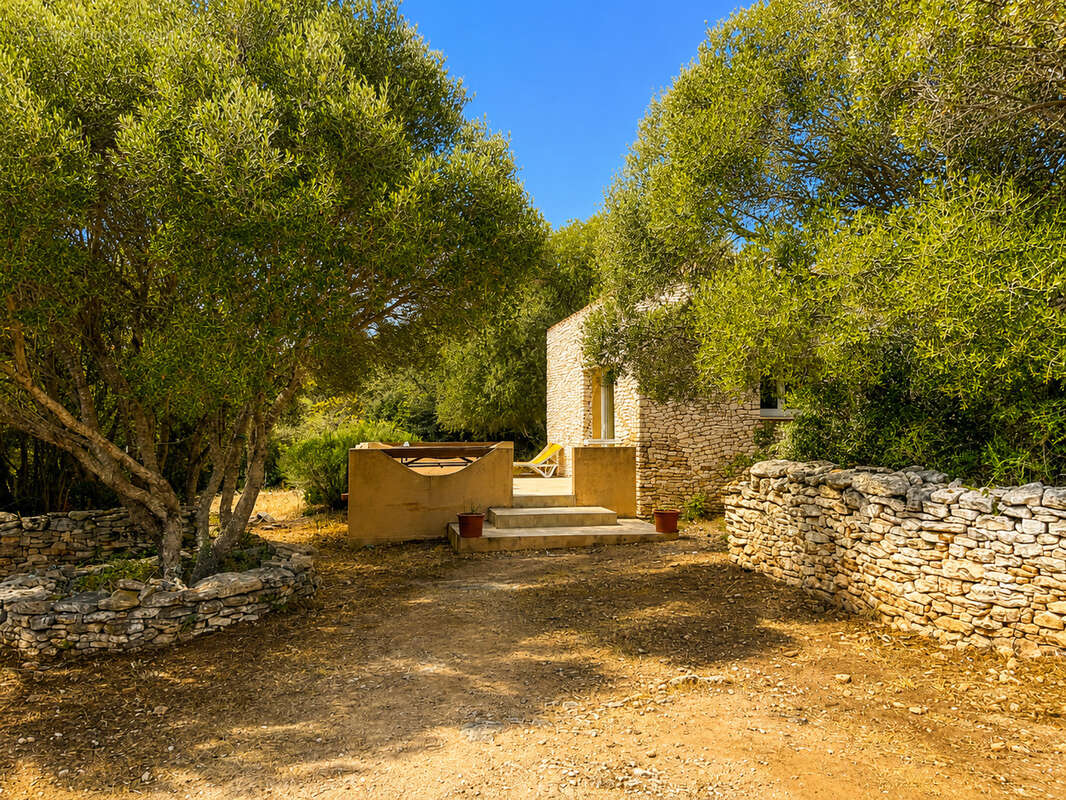 Propriété avec dépendance sur grand terrain constructible à 5 min de la plage de Bonifacio - photo 3