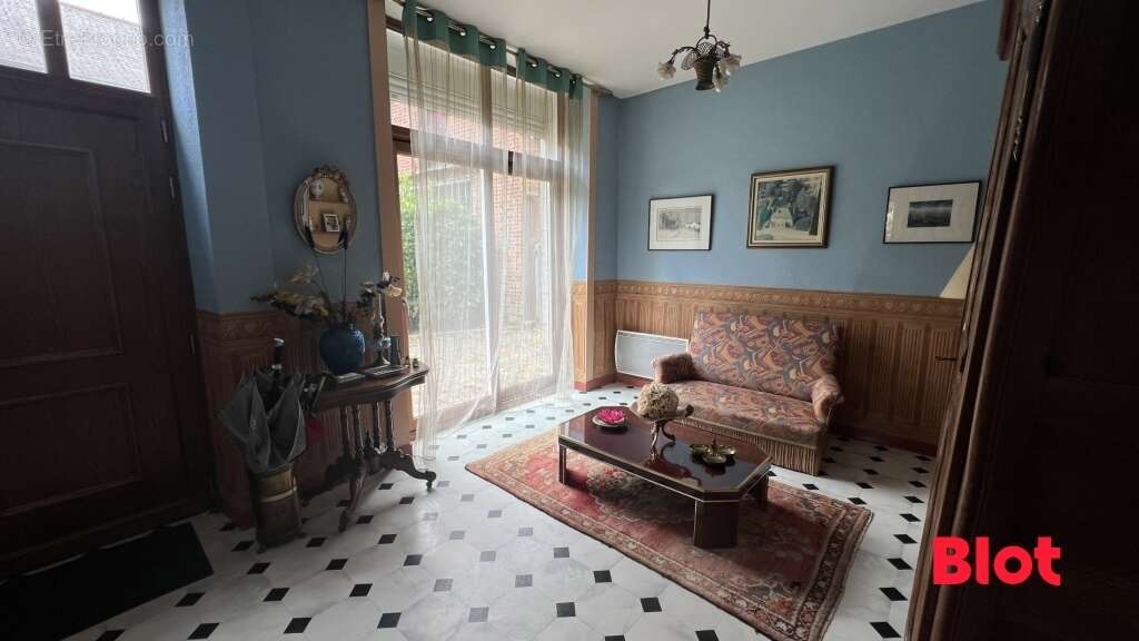 Maison 242 m² à Saint-Aubin-D'aubigne  - photo 3