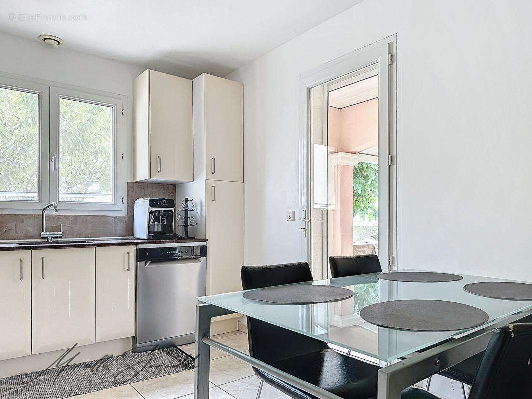 Maison à JONQUIERES-SAINT-VINCENT