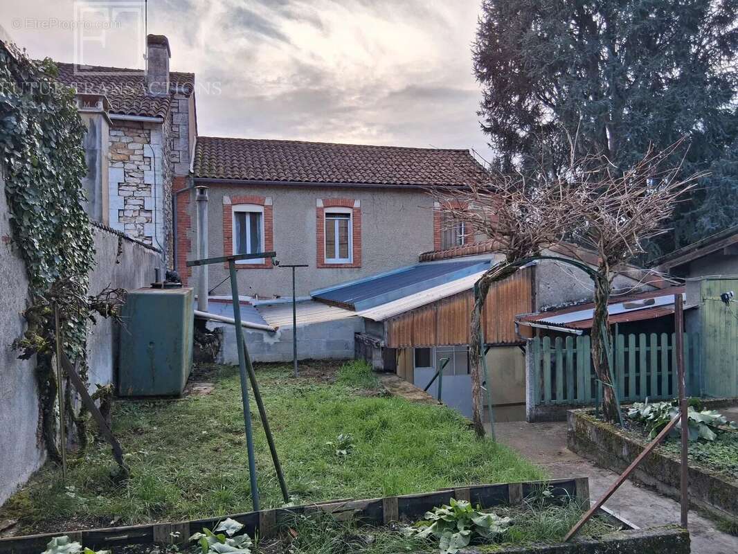 Maison à JAVERLHAC-ET-LA-CHAPELLE-SAINT-ROBERT